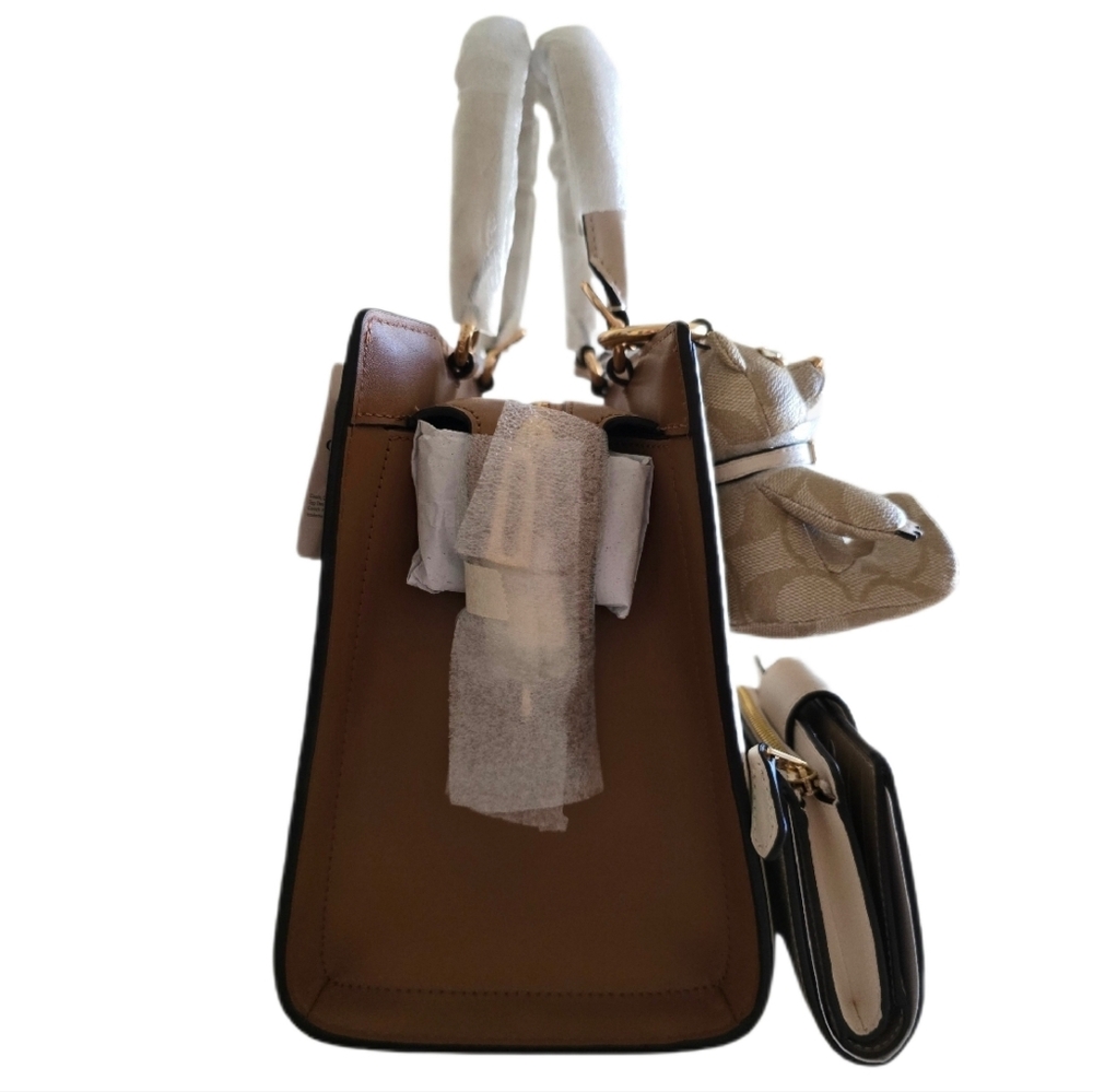 COACH SET 𧸠Zoe ~ Wallet & Bear Charm In Light Khaki / Chalk / Gold / Suede - Picture 4 of 13